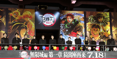 映画「劇場版「鬼滅の刃（やいば）」無限城編　第一章　猗窩座再来」萬来祈願イベントに登壇しフォトセッションを行う、左から関智一、杉田智和、岡本信彦、上田麗奈、松岡禎丞、下野紘、花江夏樹、鬼頭明里、櫻井孝弘、早見沙織、花澤香菜、河西健吾、小西克幸（撮影・山本朝陽）