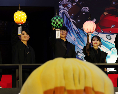 映画「劇場版「鬼滅の刃（やいば）」無限城編　第一章　猗窩座再来」萬来祈願イベントに登壇しフォトセッションを行う、左から下野紘、花江夏樹、鬼頭明里（撮影・山本朝陽）