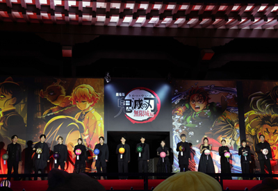 映画「劇場版「鬼滅の刃（やいば）」無限城編　第一章　猗窩座再来」萬来祈願イベントに登壇し、ちょうちんを奉納する。左から関智一、杉田智和、岡本信彦、上田麗奈、松岡禎丞、下野紘、花江夏樹、鬼頭明里、櫻井孝弘、早見沙織、花澤香菜、河西健吾、小西克幸（撮影・山本朝陽）