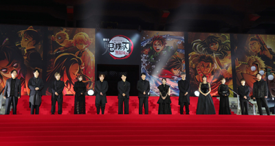 映画「劇場版「鬼滅の刃（やいば）」無限城編　第一章　猗窩座再来」萬来祈願イベントに登壇しフォトセッションを行う、左から関智一、杉田智和、岡本信彦、上田麗奈、松岡禎丞、下野紘、花江夏樹、鬼頭明里、櫻井孝弘、早見沙織、花澤香菜、河西健吾、小西克幸（撮影・山本朝陽）