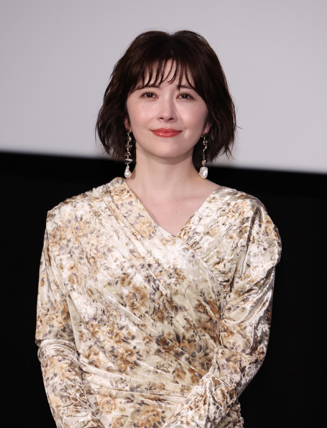 「三谷幸喜『おい、太宰』劇場版」公開記念舞台あいさつを行った宮澤エマ（撮影・中島郁夫）