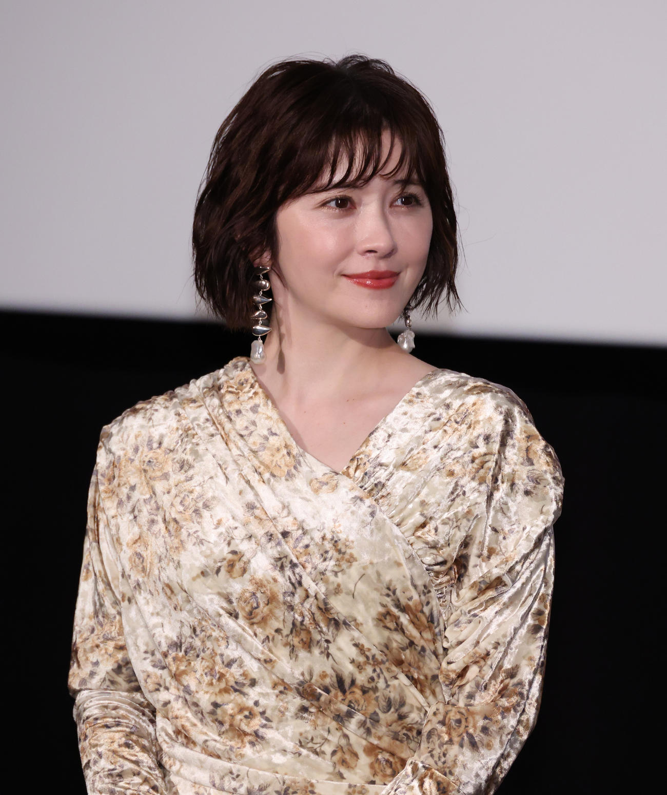 「三谷幸喜『おい、太宰』劇場版」公開記念舞台あいさつを行った宮澤エマ（撮影・中島郁夫）
