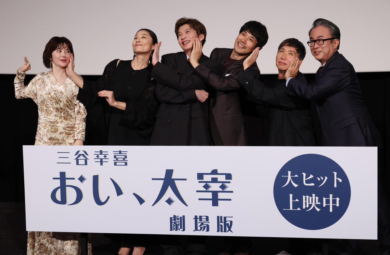 「三谷幸喜『おい、太宰』劇場版」公開記念舞台あいさつを行った、左から宮澤エマ、小池栄子、田中圭、松山ケンイチ、梶原善、三谷幸喜氏（撮影・中島郁夫）