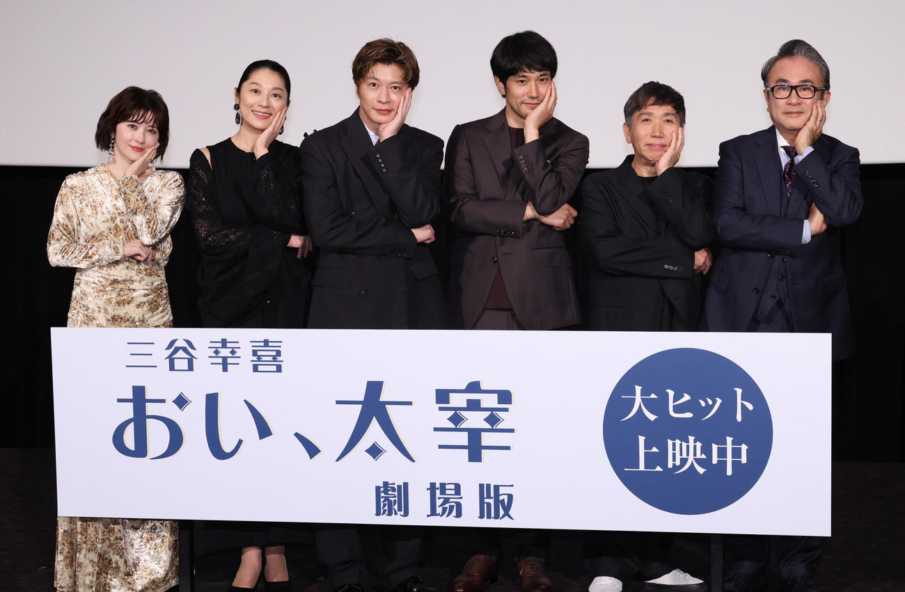 「三谷幸喜『おい、太宰』劇場版」公開記念舞台あいさつを行った、左から宮澤エマ、小池栄子、田中圭、松山ケンイチ、梶原善、三谷幸喜氏（撮影・中島郁夫）