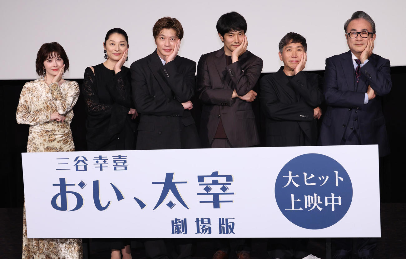 「三谷幸喜『おい、太宰』劇場版」公開記念舞台あいさつを行った、左から宮澤エマ、小池栄子、田中圭、松山ケンイチ、梶原善、三谷幸喜氏（撮影・中島郁夫）