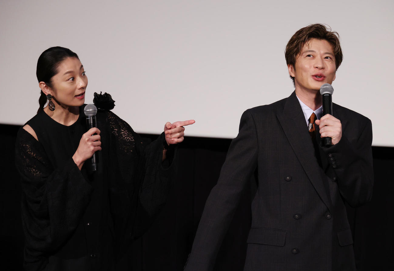 「三谷幸喜『おい、太宰』劇場版」公開記念舞台あいさつを行った小池栄子（左）と田中圭（撮影・中島郁夫）