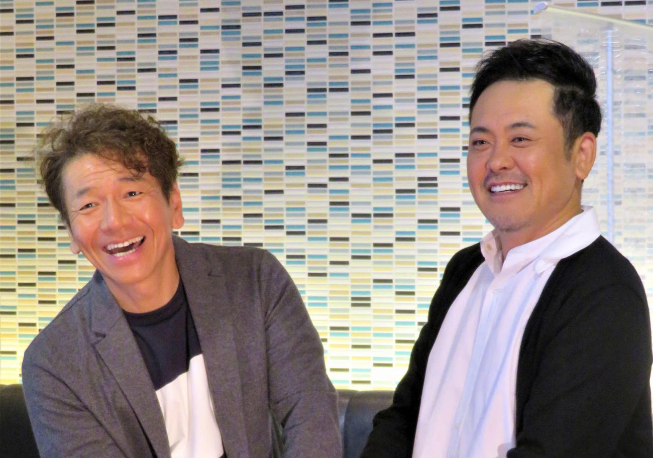 くりいむしちゅー上田晋也（左）と有田哲平（2021年10月撮影）