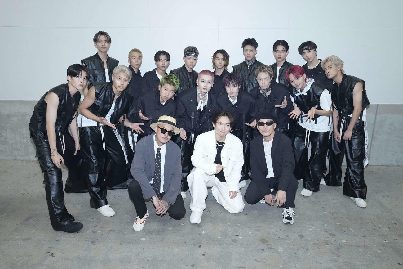 LDH SCREAMの最終オーディション「FINAL ROUND　－LDH D．LEAGUE AUDITION－」に挑戦したファイナリスト16人と審査員。最前列左からDee、EXILE NAOTO、SHIGE