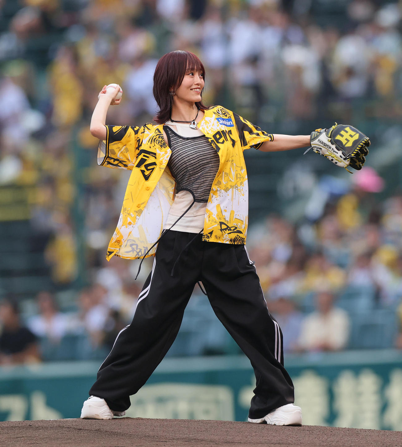 阪神対ヤクルト　ファーストピッチで投球する山本彩（撮影・上山淳一）