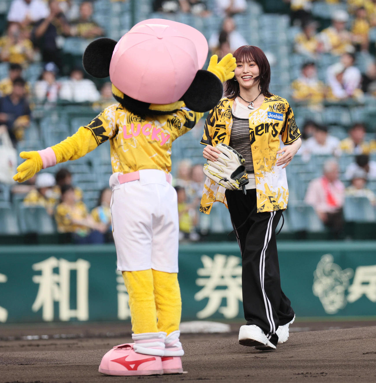 阪神対ヤクルト　ファーストピッチセレモニーを行った山本彩（撮影・宮崎幸一)