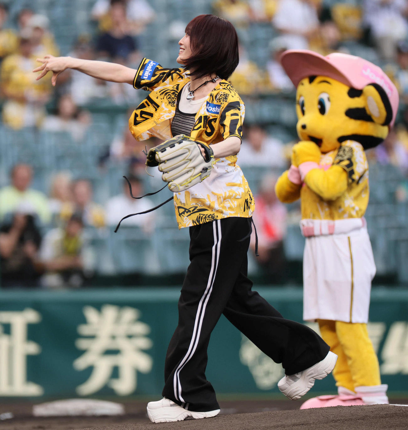 阪神対ヤクルト　ファーストピッチセレモニーを行った山本彩（撮影・宮崎幸一)