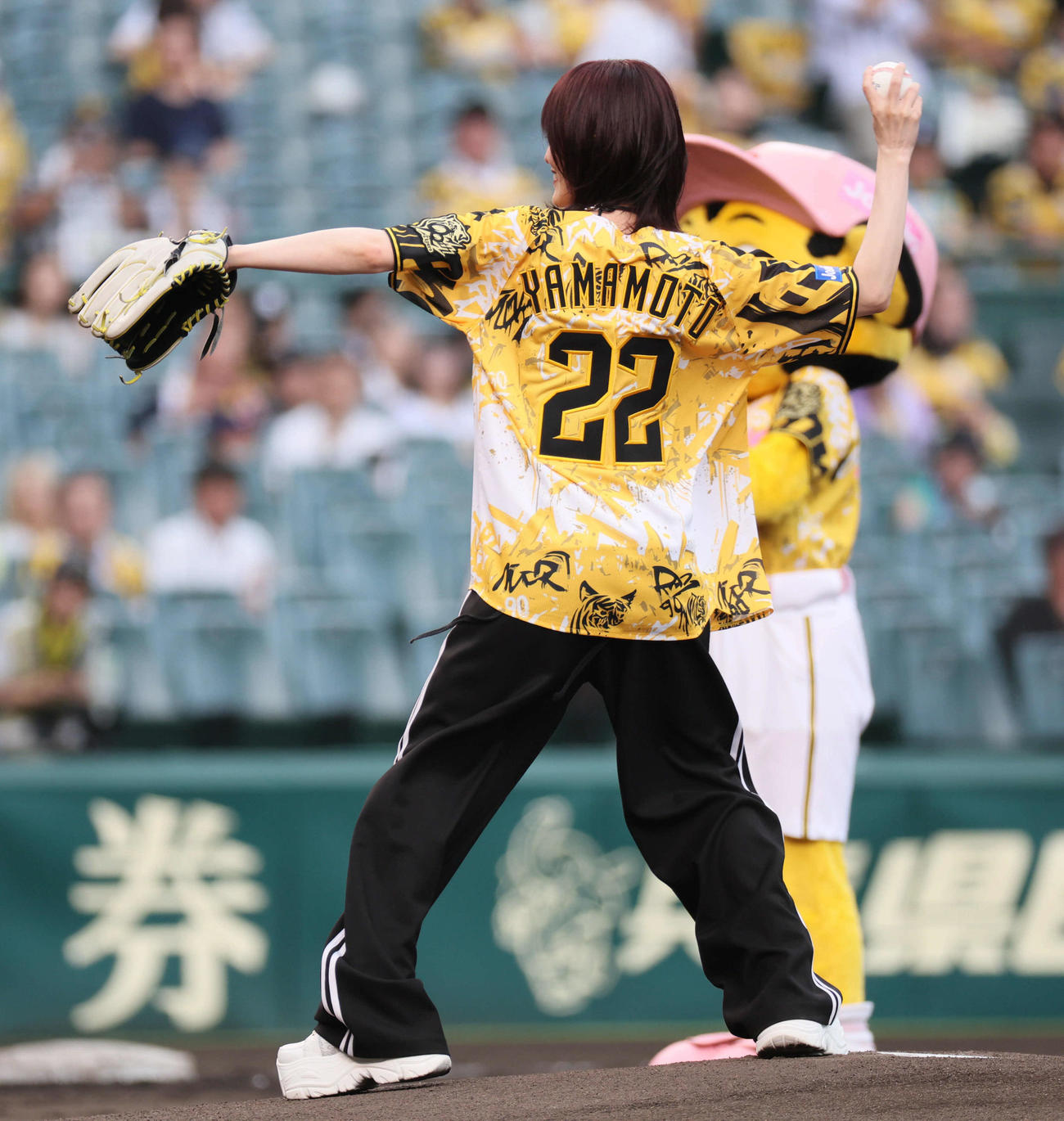 阪神対ヤクルト　ファーストピッチセレモニーを行った山本彩（撮影・宮崎幸一)