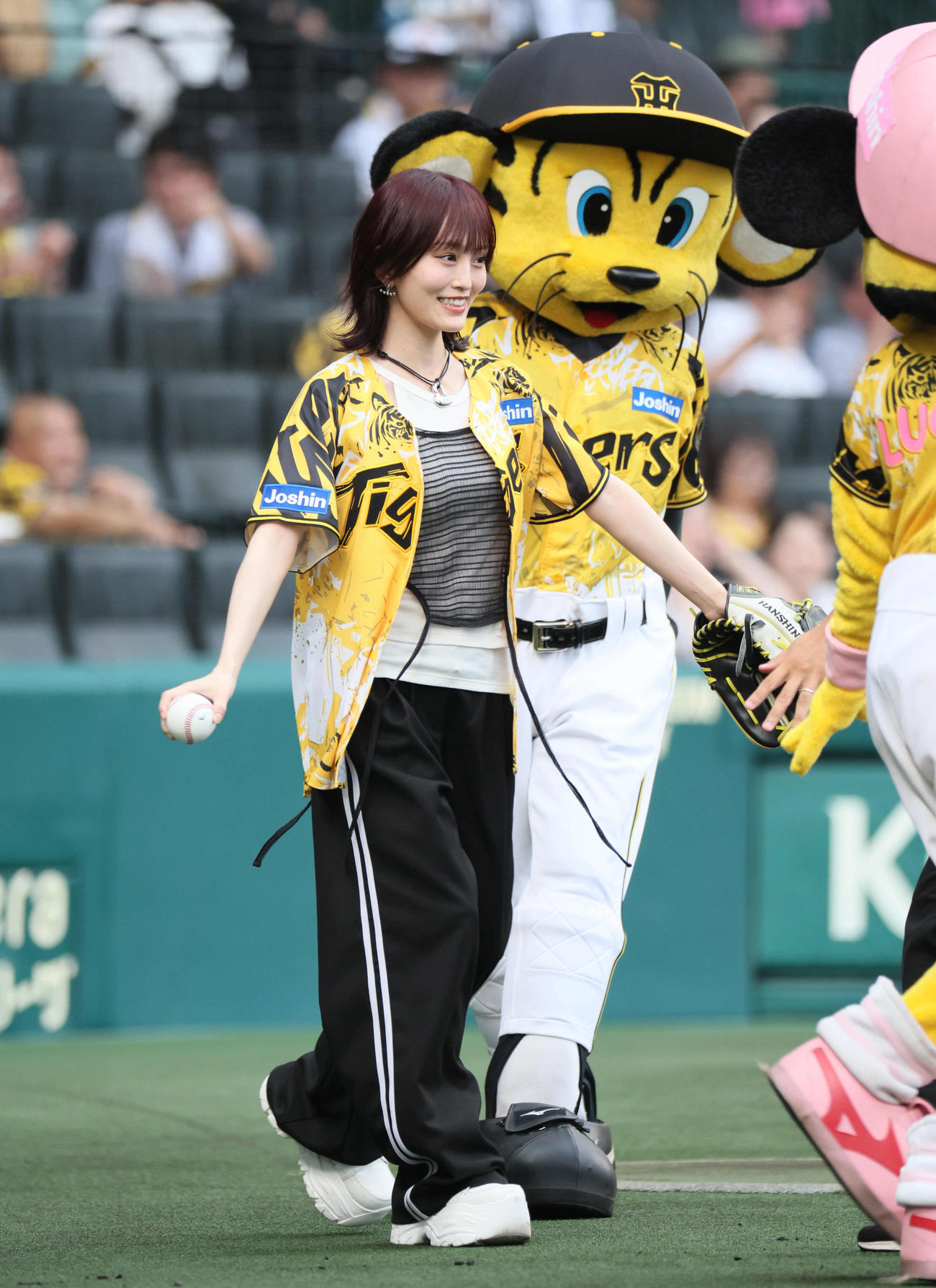 阪神対ヤクルト　ファーストピッチセレモニーを行った山本彩（撮影・宮崎幸一)