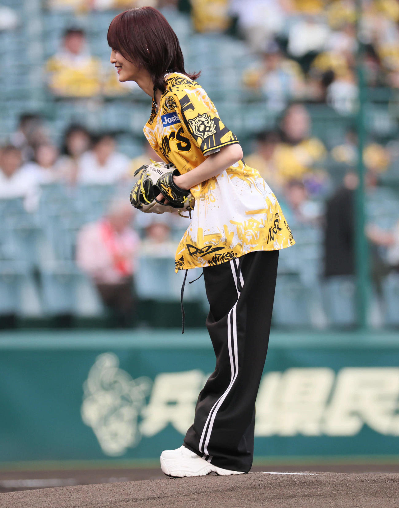 阪神対ヤクルト　ファーストピッチセレモニーを行った山本彩（撮影・宮崎幸一)