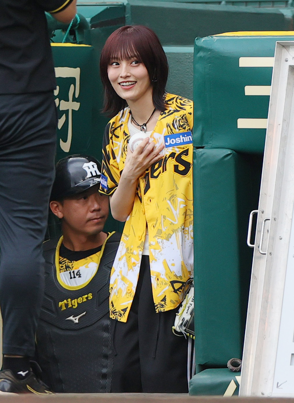 阪神対ヤクルト　ファーストピッチに臨む山本彩（撮影・上山淳一）