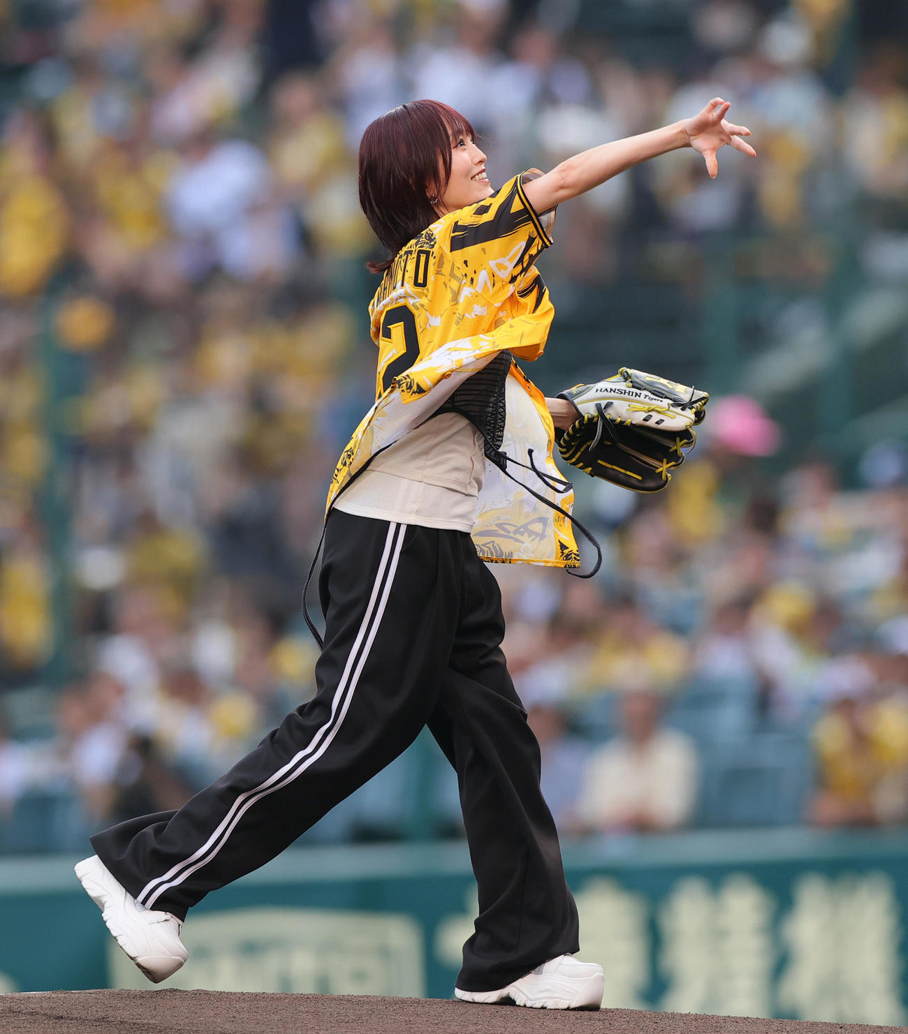 阪神対ヤクルト　ファーストピッチで投球する山本彩（撮影・上山淳一）