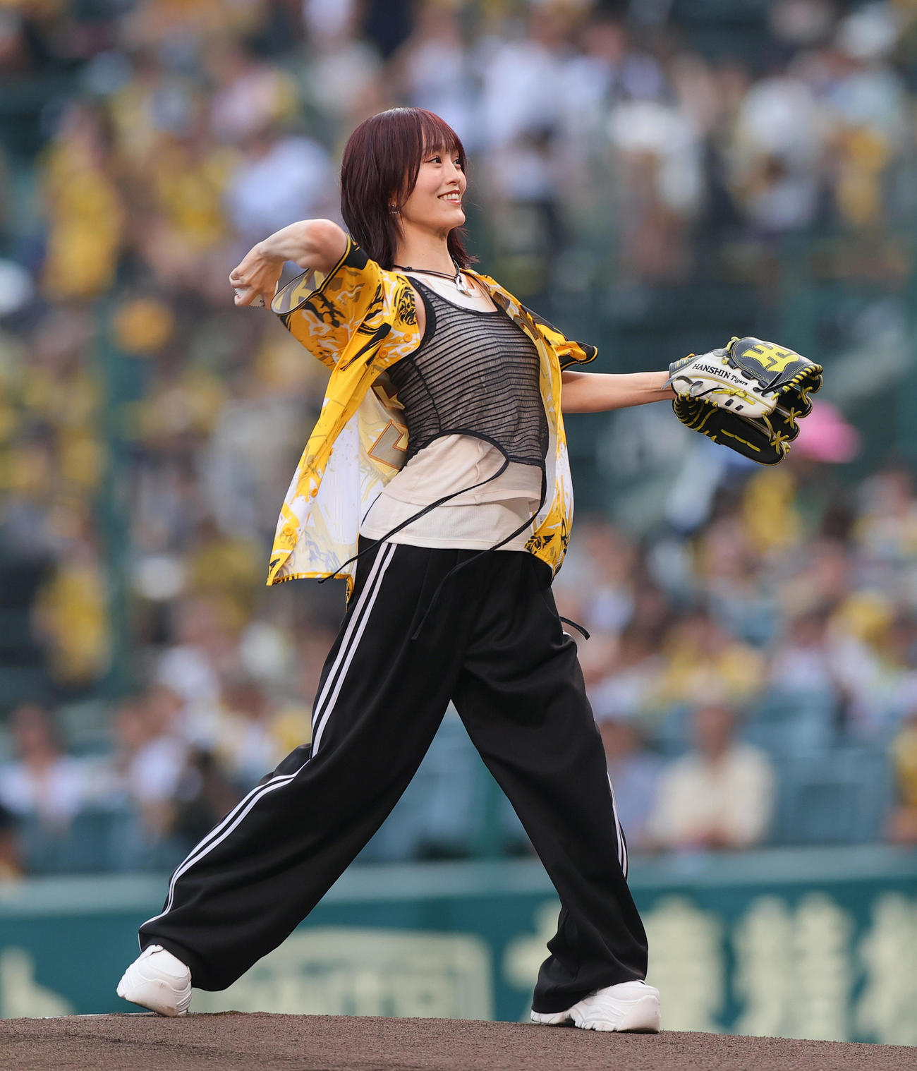 阪神対ヤクルト　ファーストピッチで投球する山本彩（撮影・上山淳一）