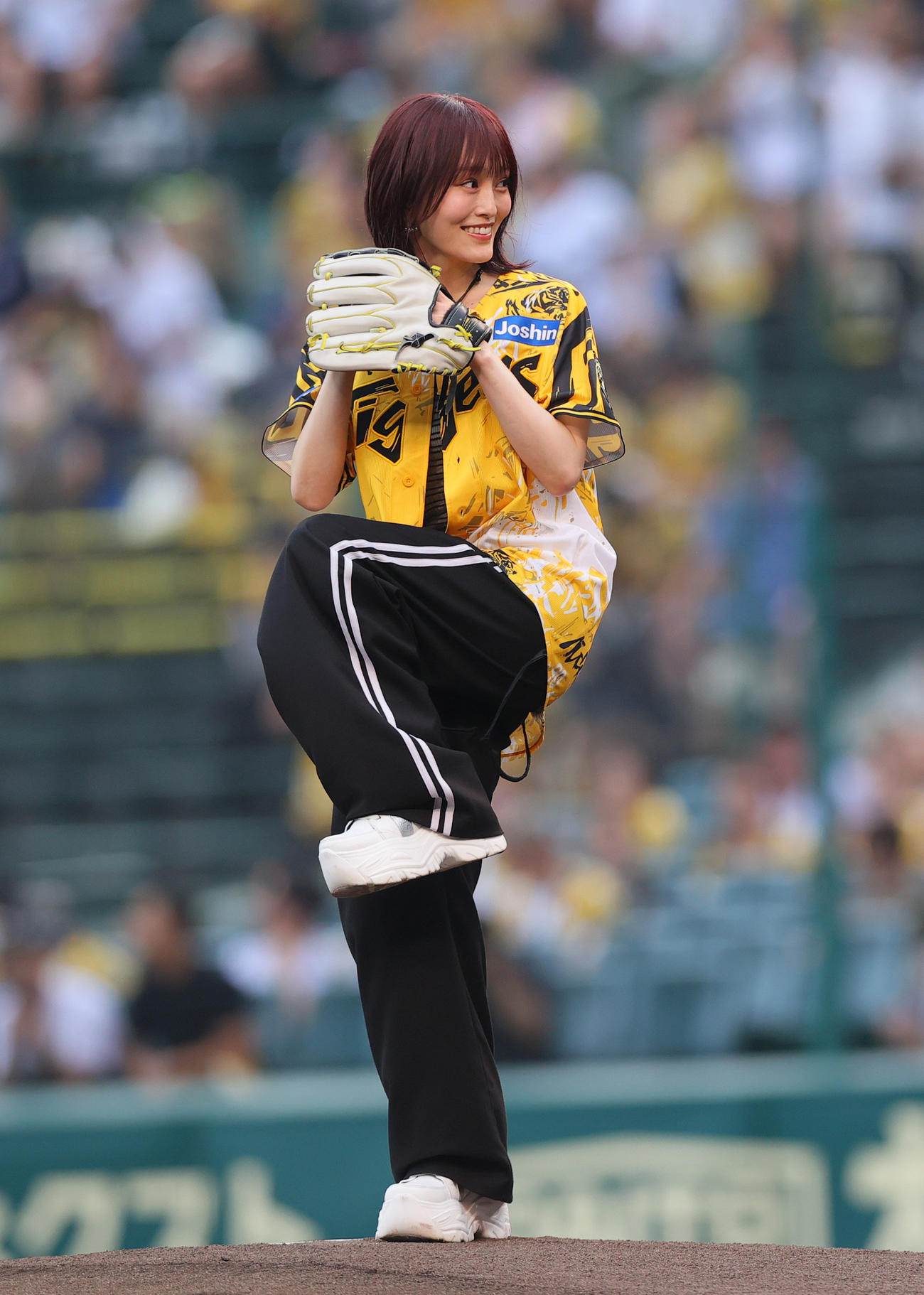 阪神対ヤクルト　ファーストピッチで投球する山本彩（撮影・上山淳一）