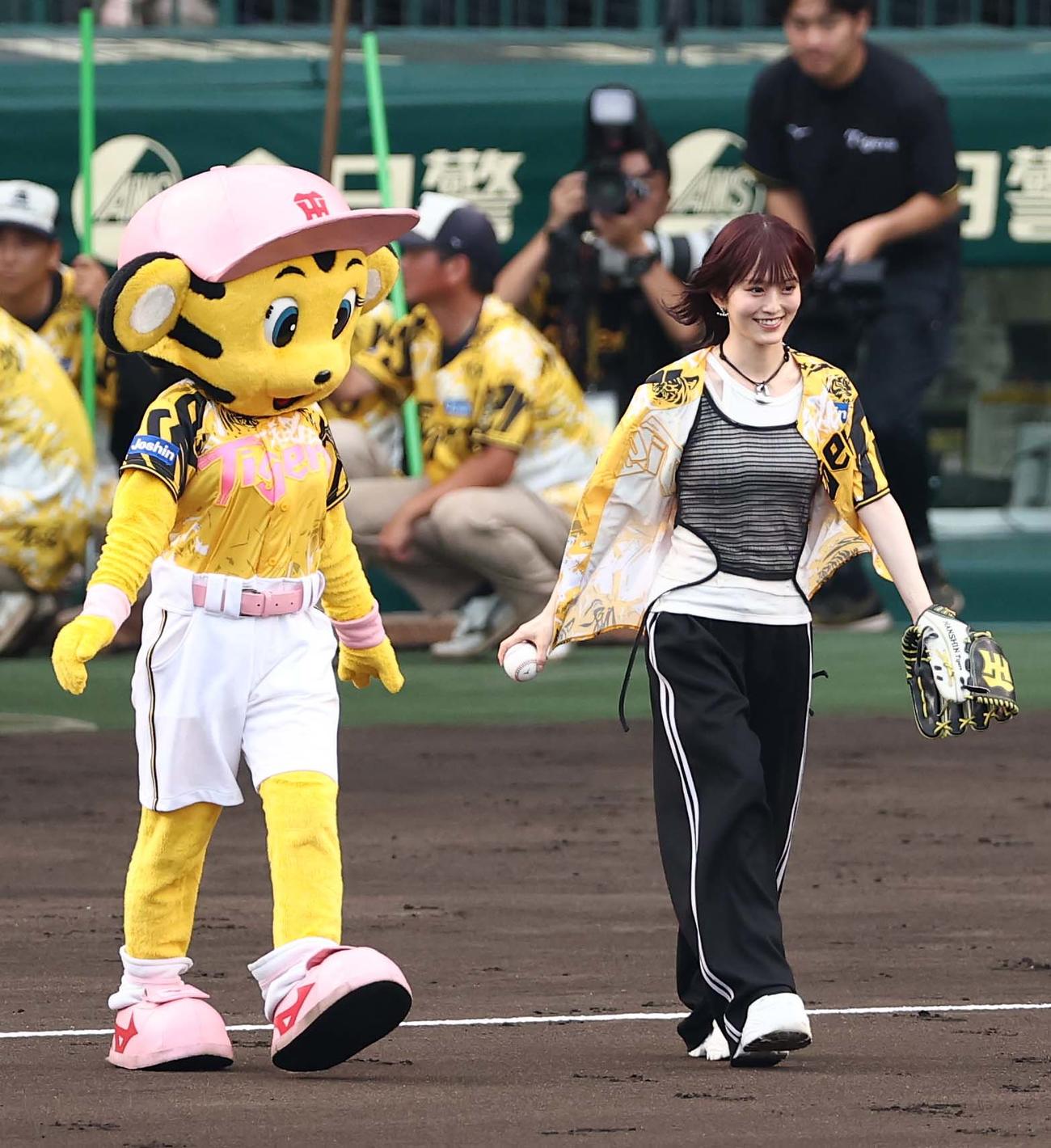 阪神対ヤクルト　ファーストピッチセレモニーでマウンドに向かう山本彩（撮影・上田博志）