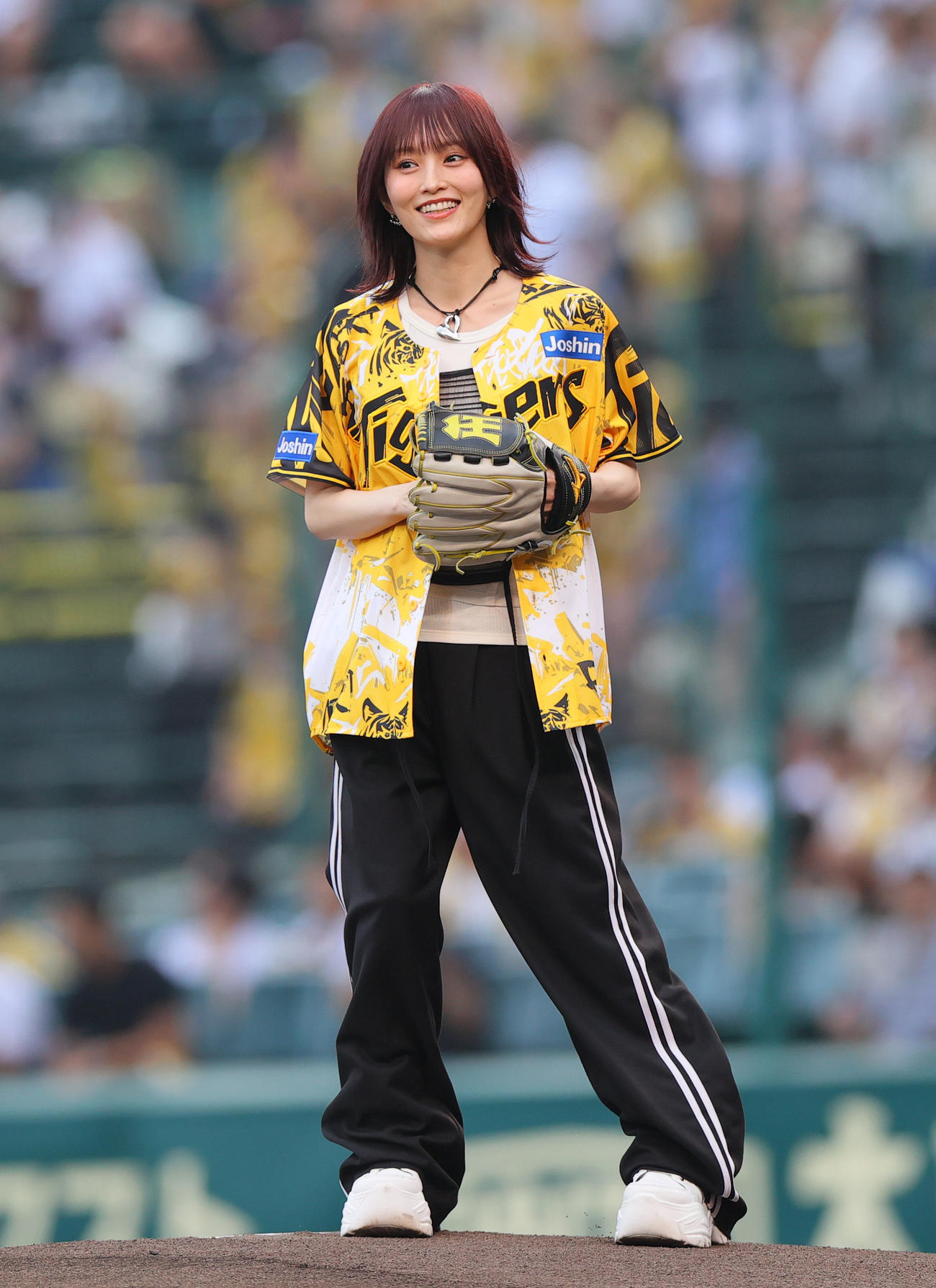 阪神対ヤクルト　ファーストピッチに臨む山本彩（撮影・上山淳一）