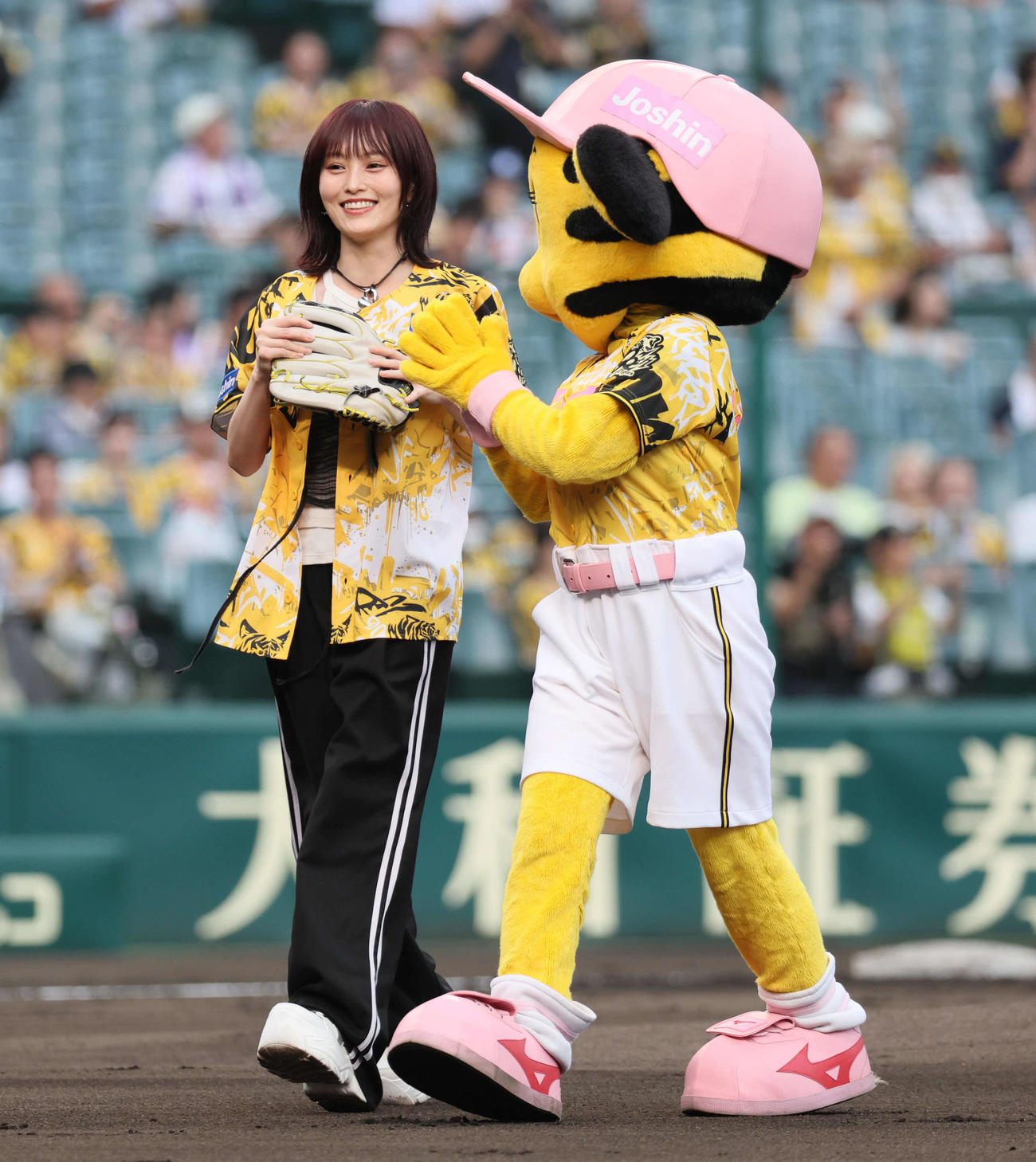 阪神対ヤクルト　ファーストピッチセレモニーを行った山本彩（撮影・宮崎幸一)