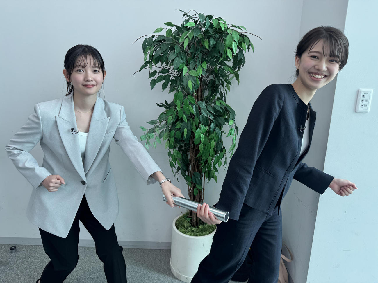テレビ東京の田中瞳アナ、齋藤陽アナ（C）テレビ東京