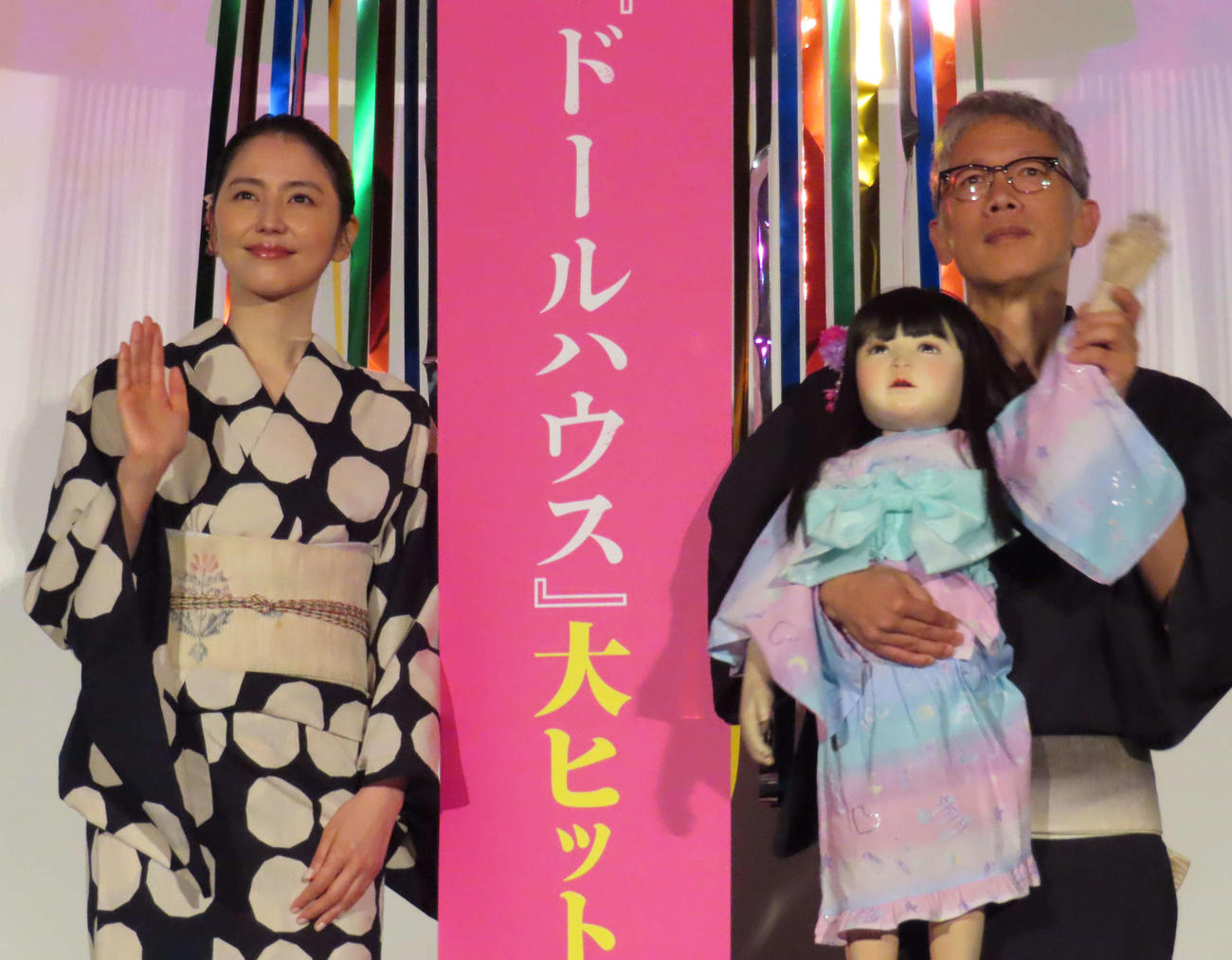 映画「ドールハウス」のヒットを祝う舞台あいさつに出席した長澤まさみ（左）、矢口史靖監督