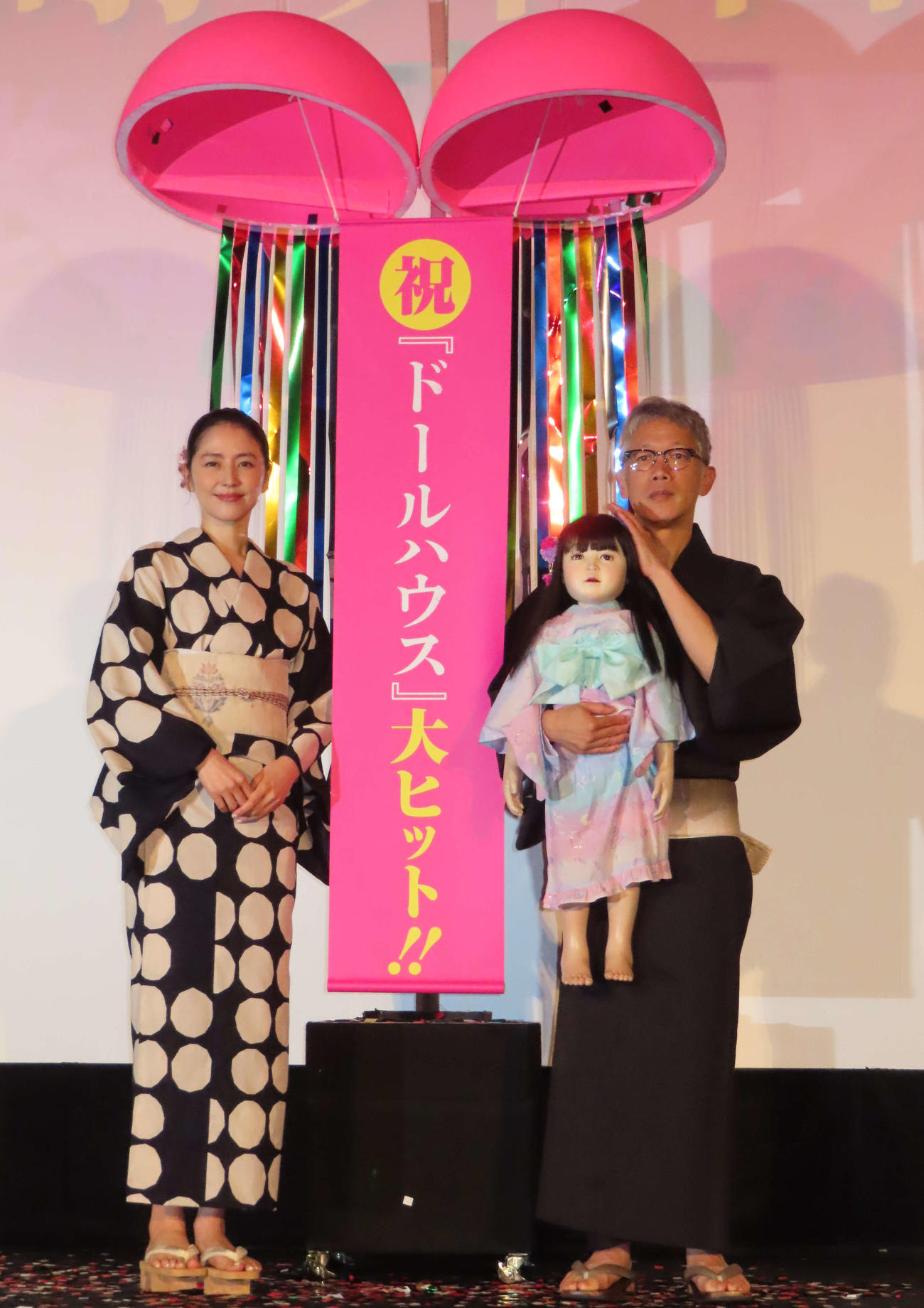 映画「ドールハウス」のヒットを祝う舞台あいさつに出席した長澤まさみ（左）、矢口史靖監督