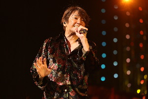 バースデーライブで熱唱する近藤真彦
