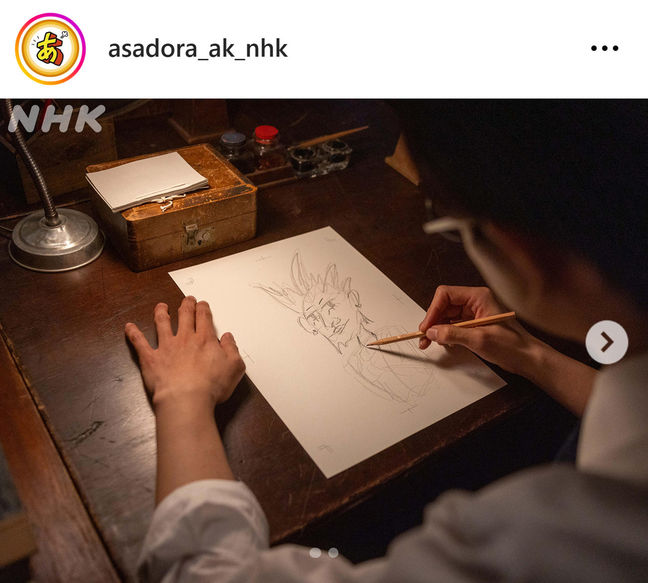 撮影の合間に絵を描く北村匠海（朝ドラ「あんぱん」の公式インスタグラムから）