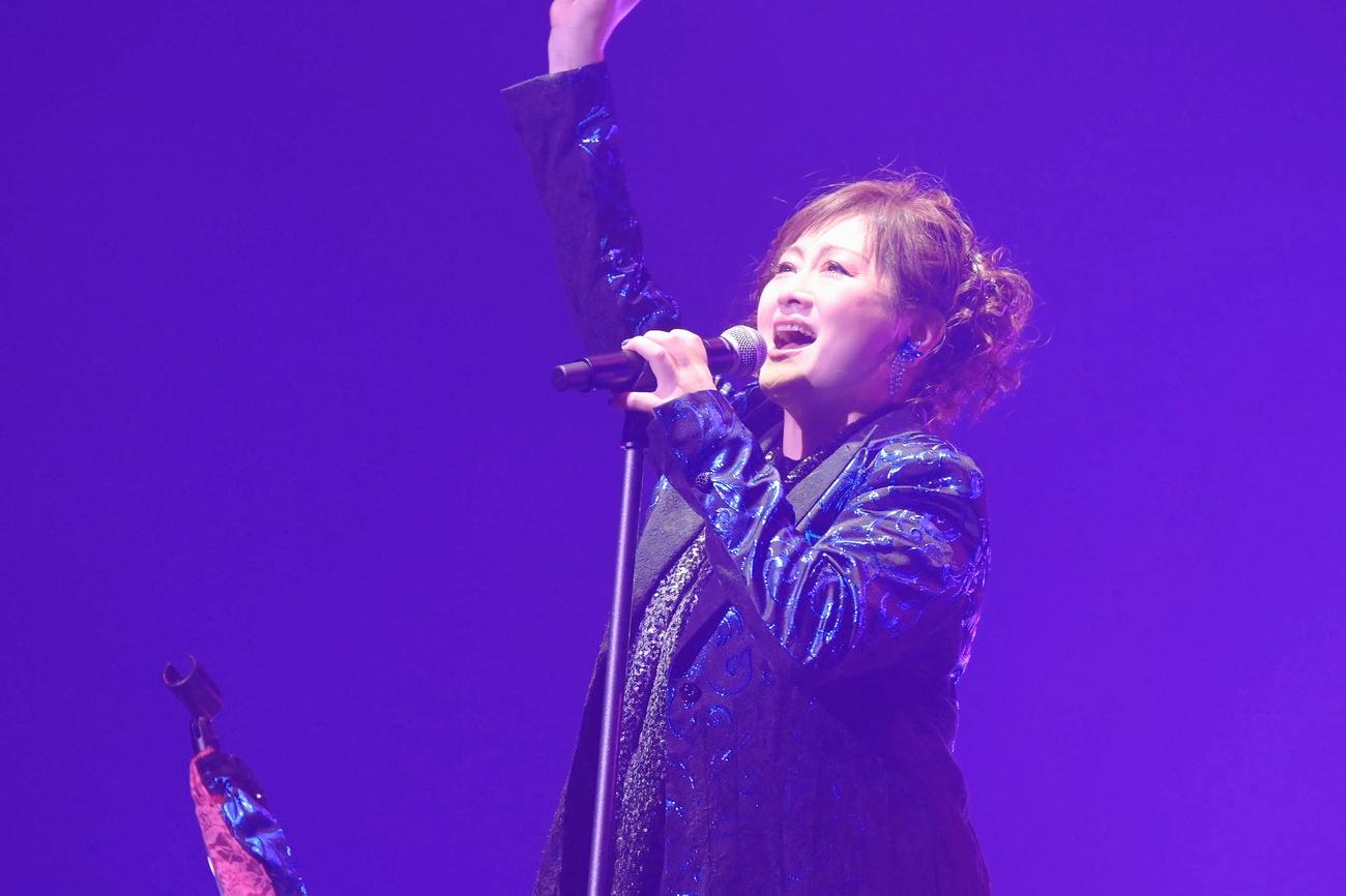 「渡辺美里　BITTER☆SWEET ULTRA POP TOUR 2025」東京公演を行った渡辺美里（撮影・荒川潤氏）