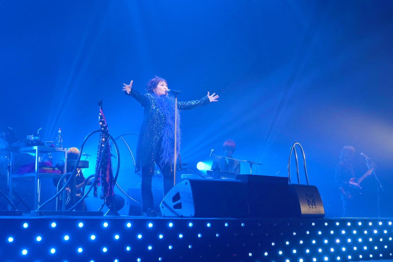 「渡辺美里　BITTER☆SWEET ULTRA POP TOUR 2025」東京公演を行った渡辺美里（撮影・荒川潤氏）