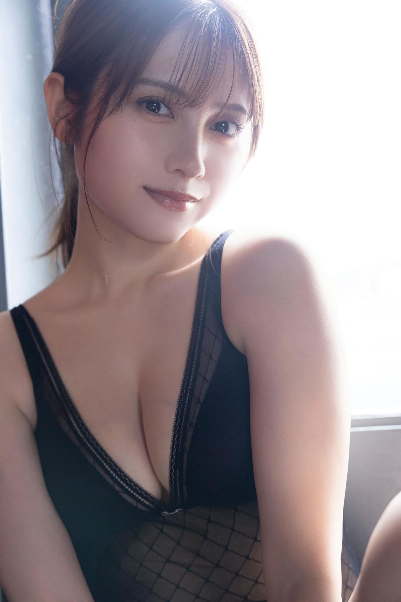 「ヤングアニマル」で表紙グラビアを務めている桃月なしこ　撮影／中村和孝（C）白泉社／西條彰仁