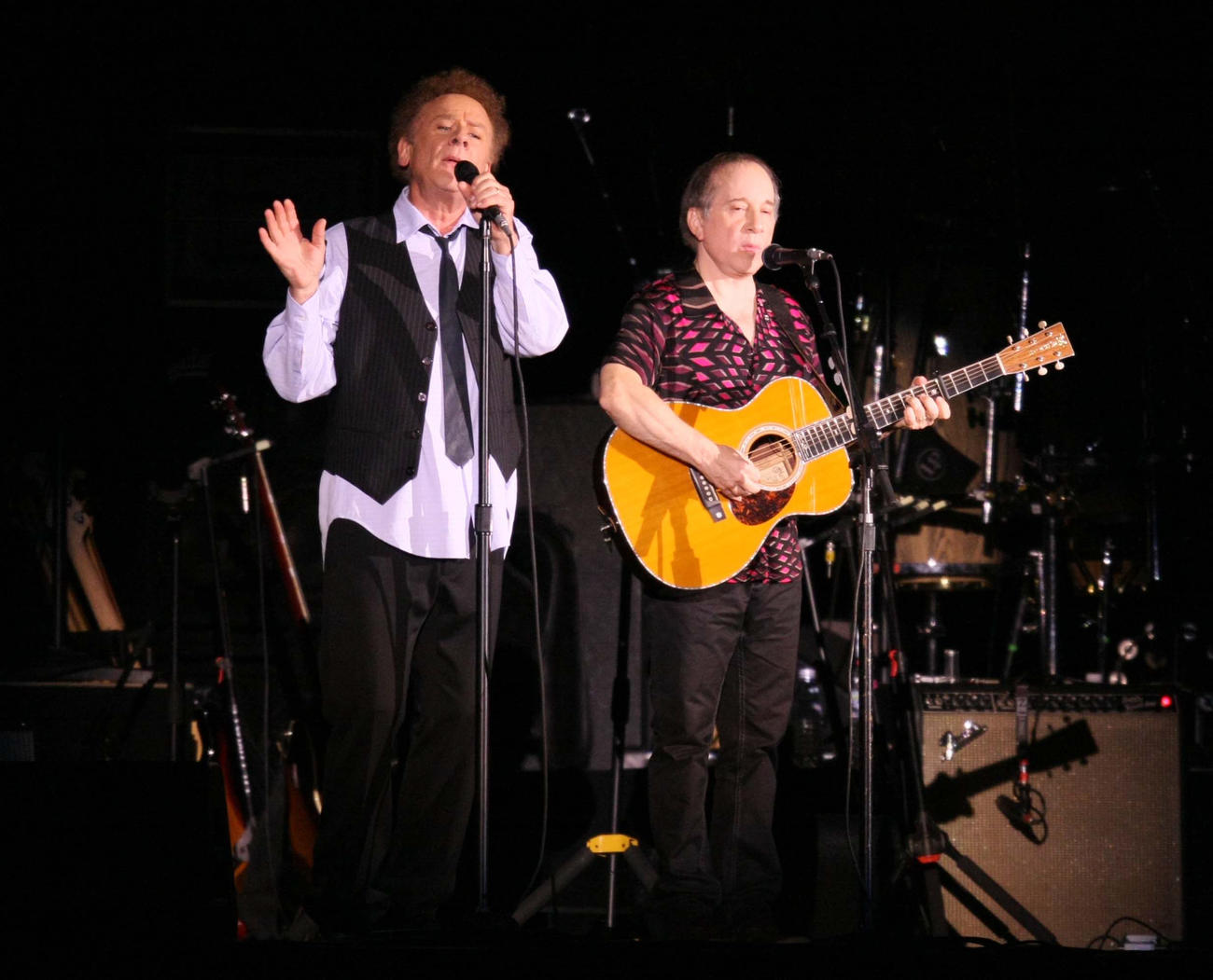 サイモン＆ガーファンクルのポール・サイモン（右）とアート・ガーファンクル（2009年7月撮影）