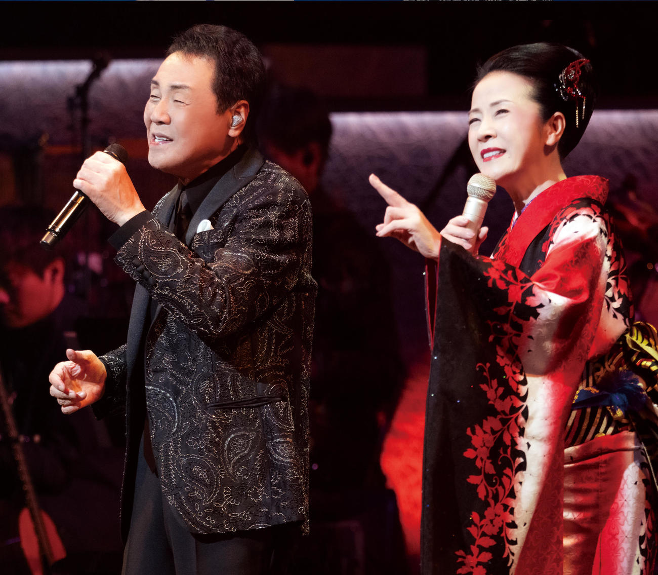 「デビュー60周年記念　五木ひろし特別公演」で熱唱するする五木ひろしと坂本冬美（新歌舞伎座提供）（C）田中聖太郎