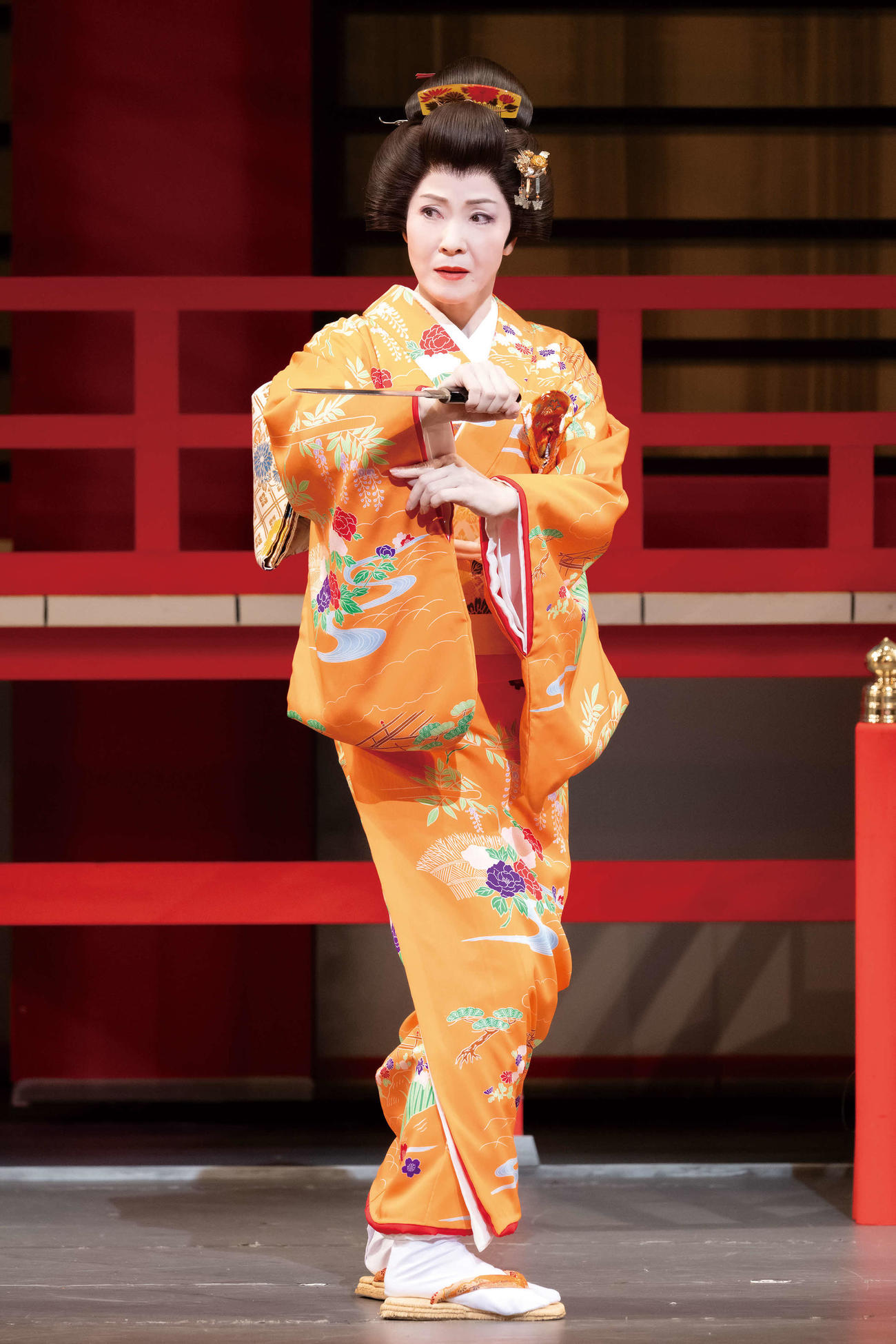 「デビュー60周年記念　五木ひろし特別公演」で熱演する坂本冬美（写真提供　新歌舞伎座（C）田中聖太郎）