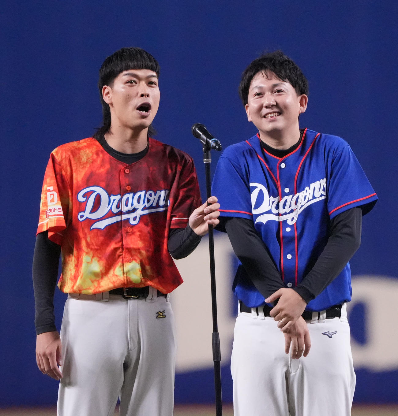 中日対広島　セレモニアルピッチ前にネタを披露するバッテリィズ左からエース、寺家（2025年7月12日撮影）