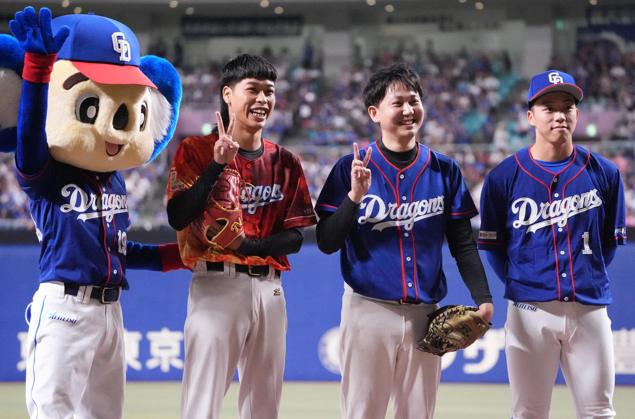 中日対広島　セレモニアルピッチ後、記念撮影に納まる左からドアラ、バッテリィズのエース、寺家、岡林勇希（2025年7月12日撮影）