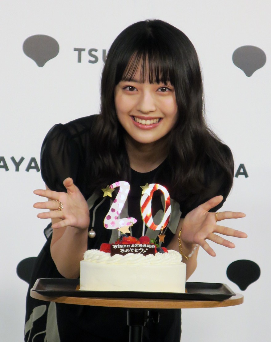 ファースト写真集「日日是好日」刊行記念取材会で、バースデーケーキのサプライズを受けた上坂樹里