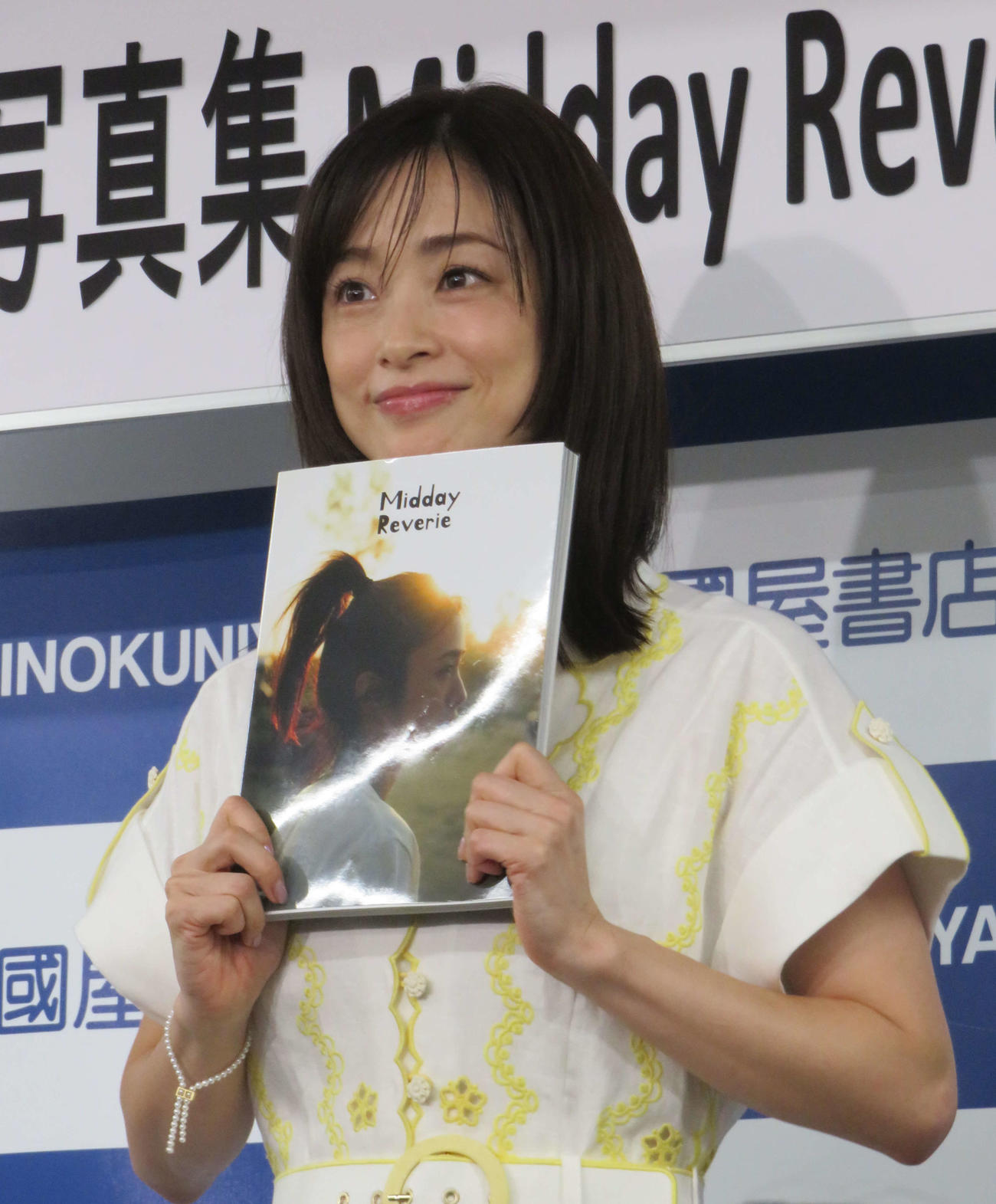 写真集「Midday Reverie」発売記念イベントの取材に応じた上戸彩