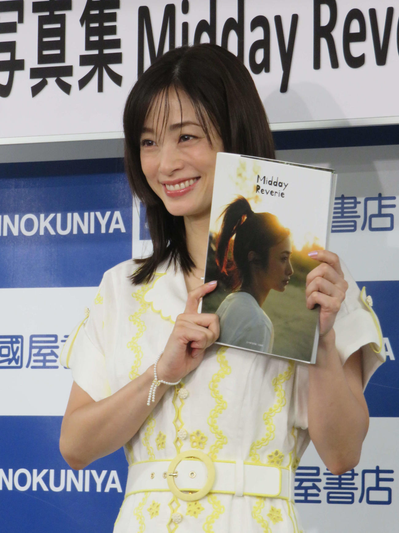 写真集「Midday Reverie」発売記念イベントの取材に応じた上戸彩