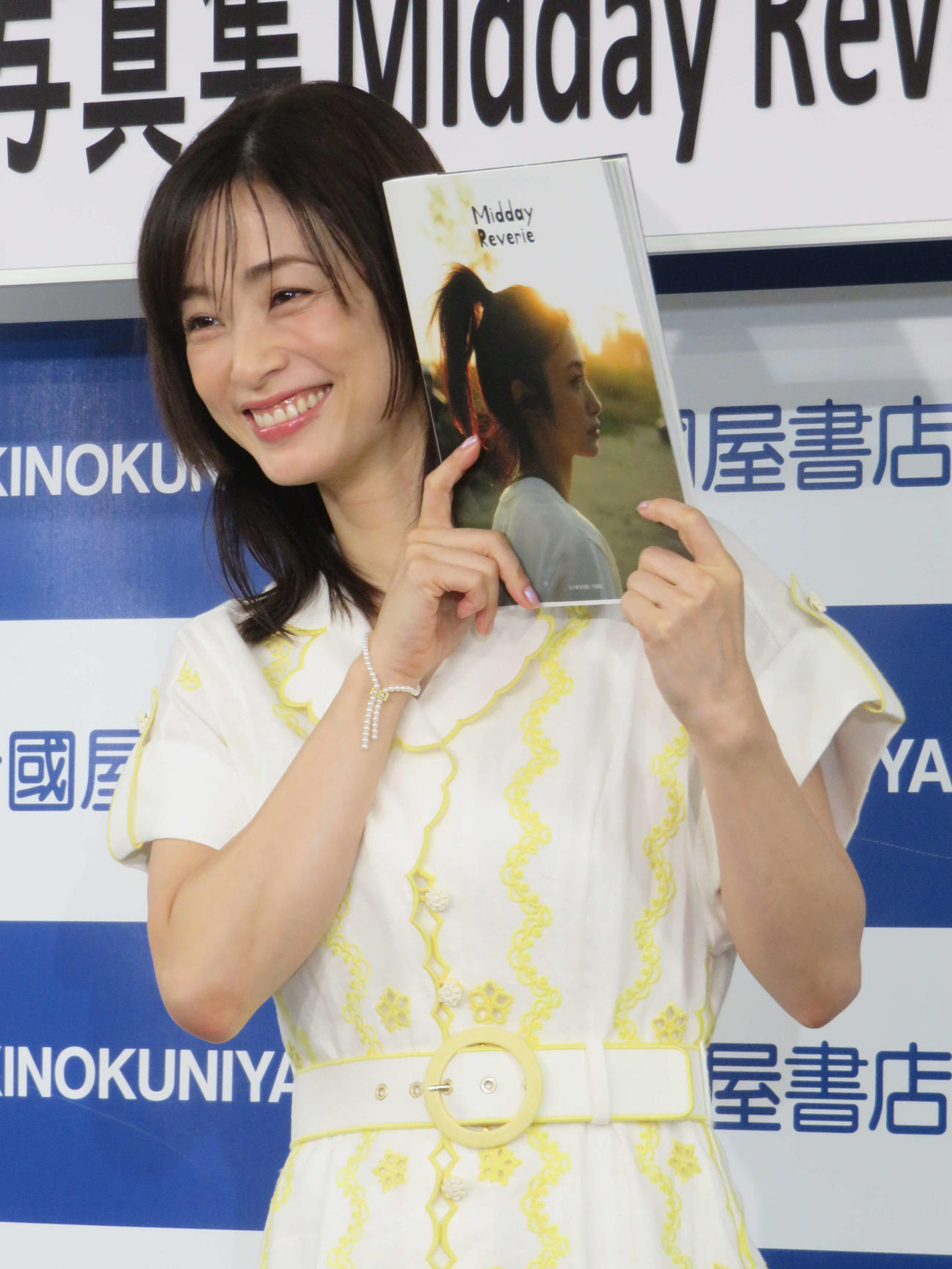 写真集「Midday Reverie」発売記念イベントの取材に応じた上戸彩