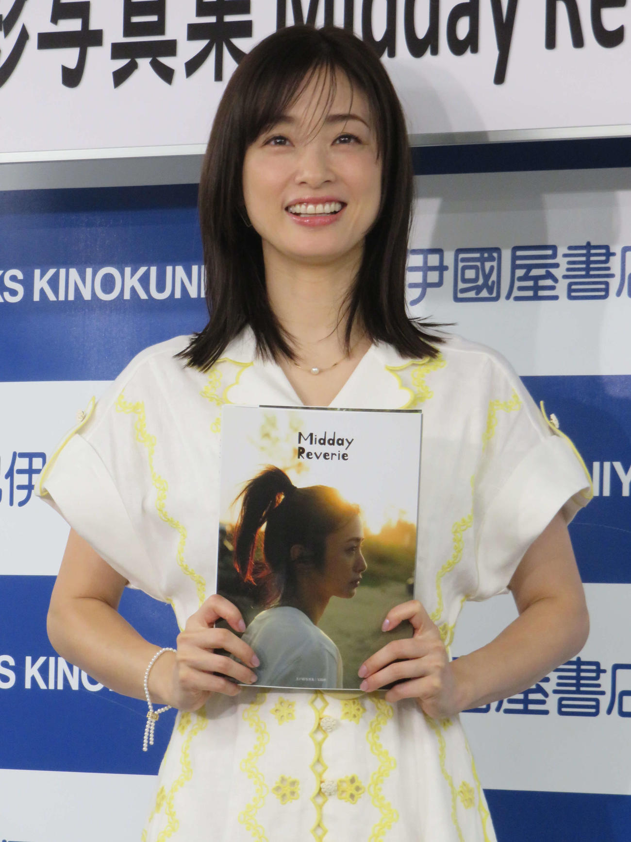 写真集「Midday Reverie」発売記念イベントの取材に応じた上戸彩