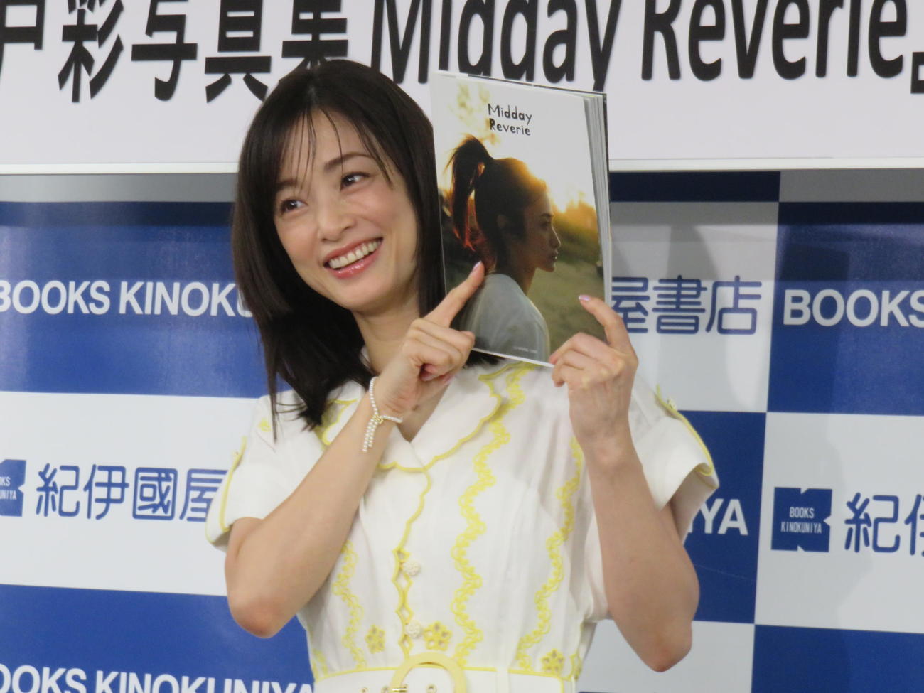 写真集「Midday Reverie」発売記念イベントの取材に応じた上戸彩