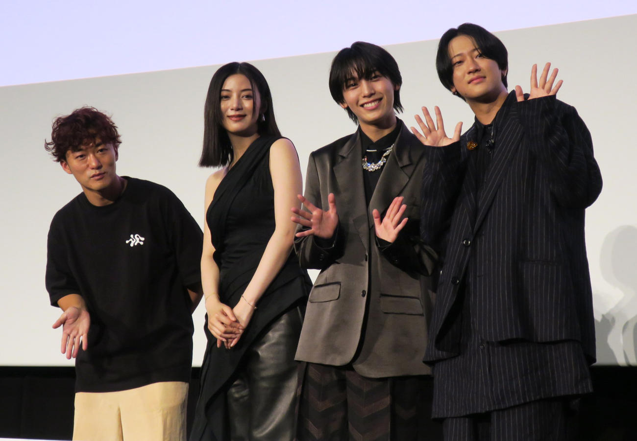 映画「リライト」公開記念舞台あいさつ。左から、松居大悟監督、池田エライザ、阿達慶、Rin音（2025年6月撮影）