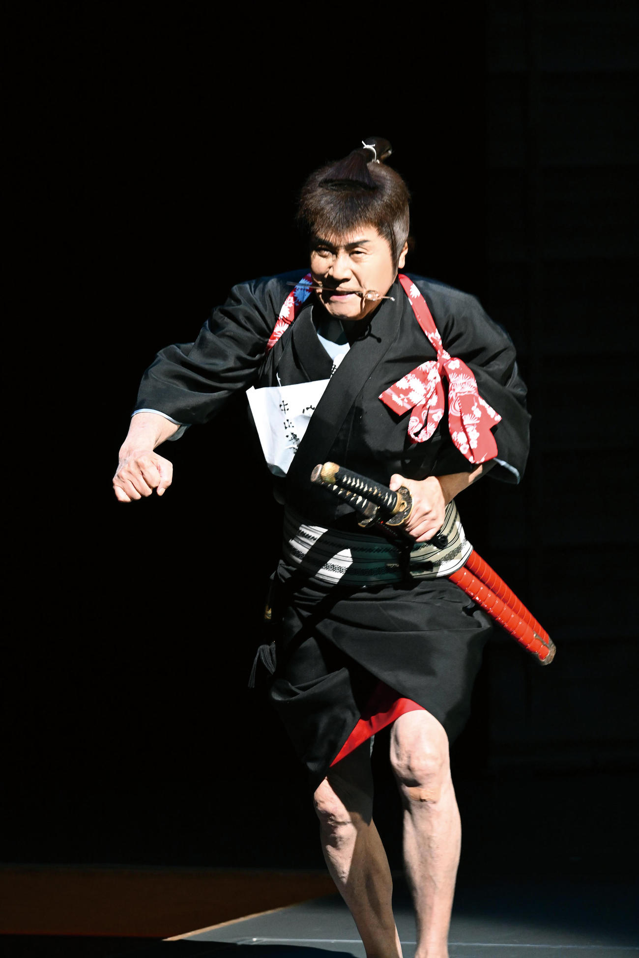 「デビュー60周年記念　五木ひろし特別公演」で熱演する五木ひろし（新歌舞伎座提供）（C）田中聖太郎