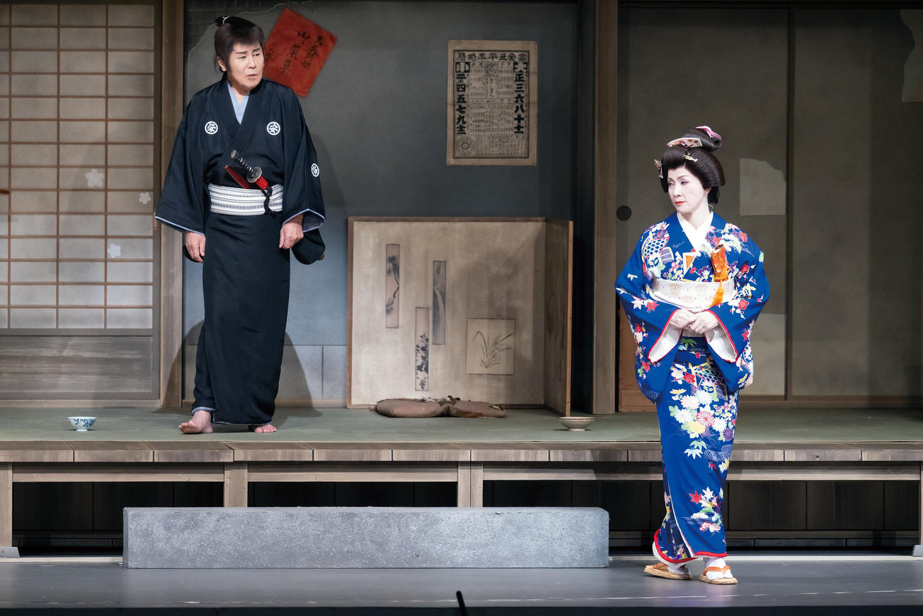 「デビュー60周年記念　五木ひろし特別公演」で熱演する五木ひろしと坂本冬美（新歌舞伎座提供）（C）田中聖太郎