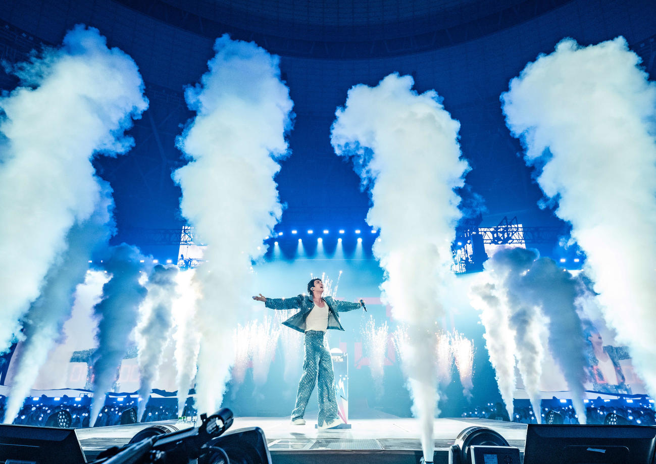 初の単独ファンコンサートツアー「♯RUNSEOKJIN＿EP．TOUR」で熱唱するBTSのJIN（P）＆（C）BIGHIT MUSIC