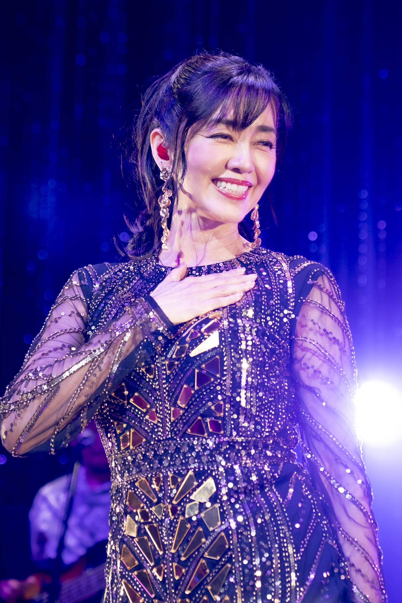 「夏色のナンシー祭り2025～裸足でdancin'dancin'～」で熱唱する早見優