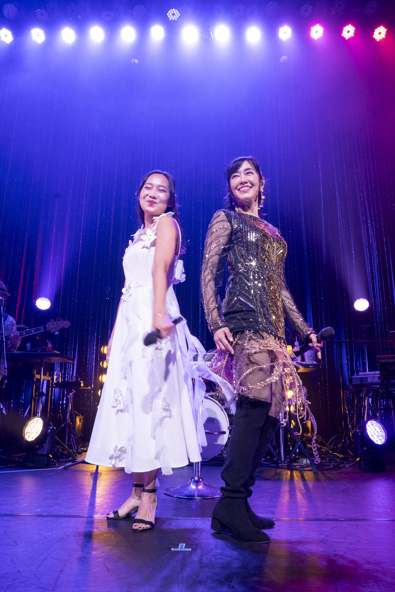 「夏色のナンシー祭り2025～裸足でdancin'dancin'～」で熱唱する娘のありささんと早見優